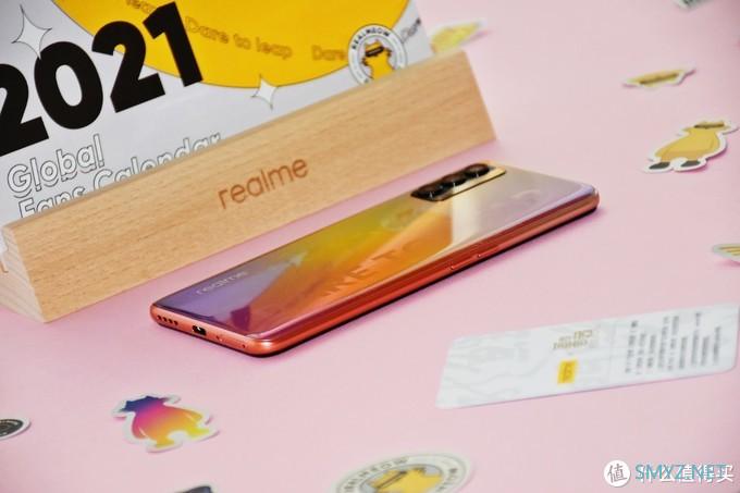 realme V15首发开箱，千元机用上50W闪充，首批购买还有机会免单