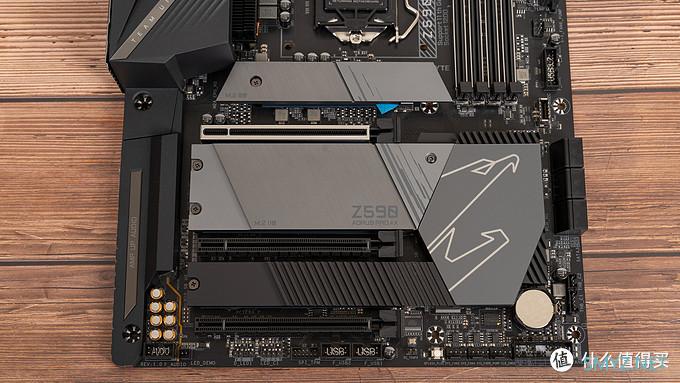 技嘉小雕PRO Z590 AORUS PRO AX主板开箱，10700K和内存超频测试