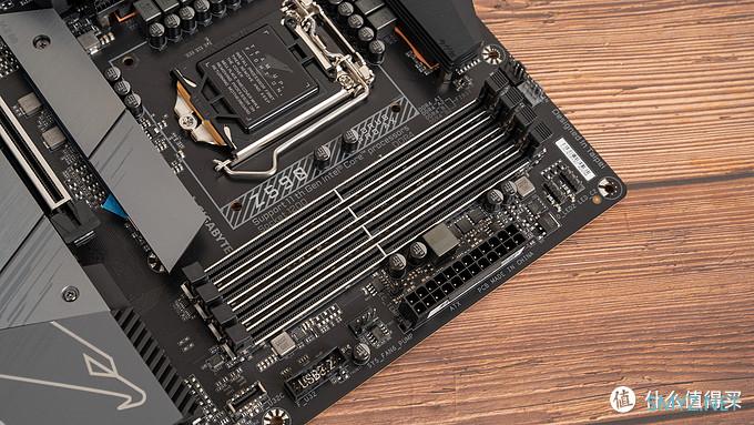 技嘉小雕PRO Z590 AORUS PRO AX主板开箱，10700K和内存超频测试