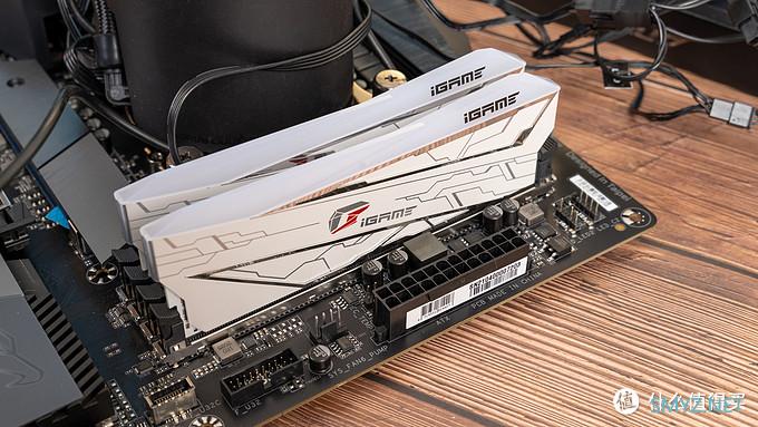 技嘉小雕PRO Z590 AORUS PRO AX主板开箱，10700K和内存超频测试