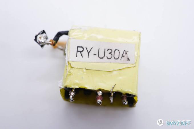 拆解报告：REMAX迷你30W PD快充氮化镓充电器RY-U30A