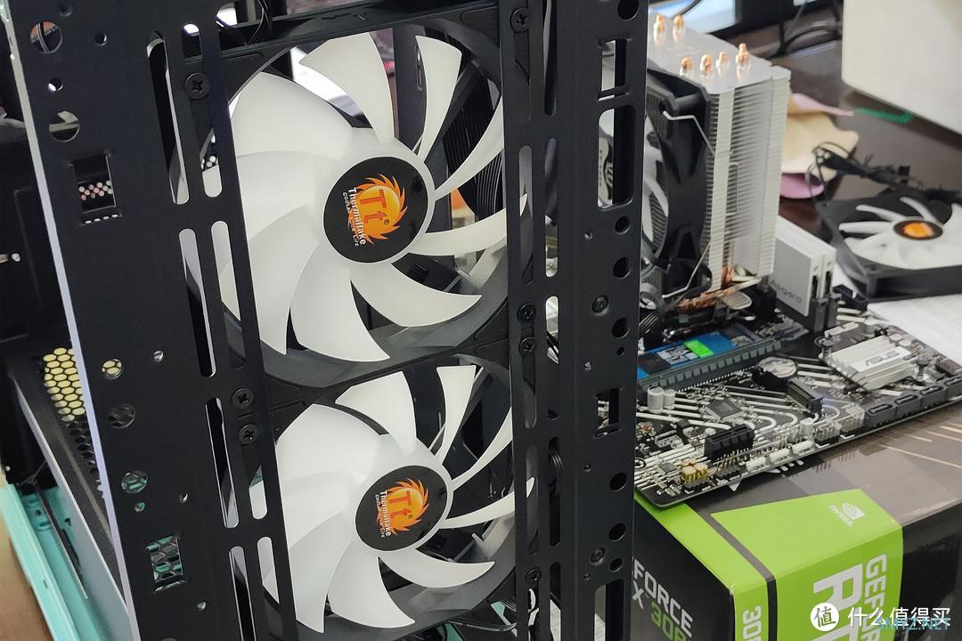 来自Tt（Thermaltake）家的三件套，就冲这个颜值，爱了！