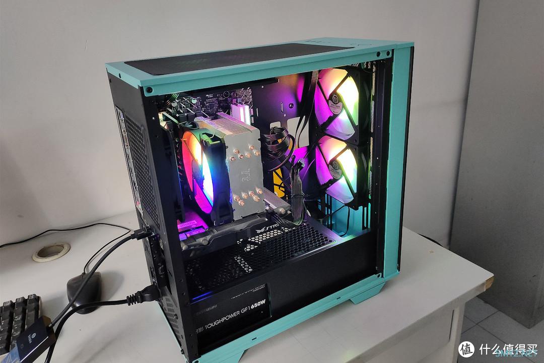 来自Tt（Thermaltake）家的三件套，就冲这个颜值，爱了！