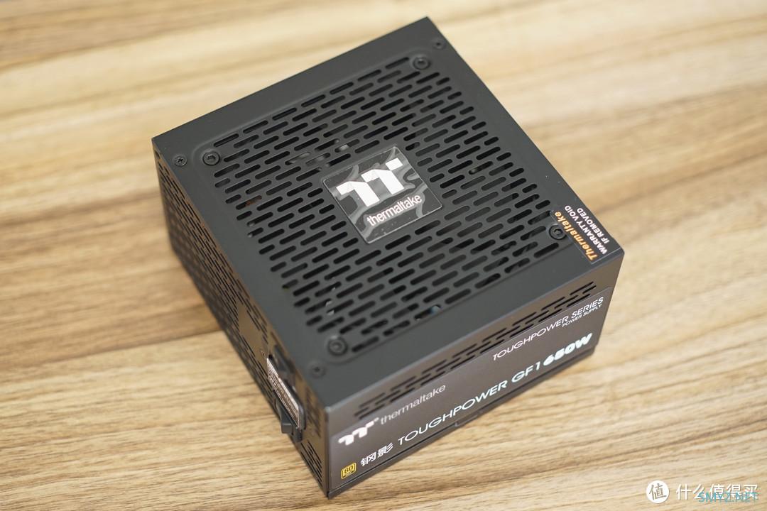 来自Tt（Thermaltake）家的三件套，就冲这个颜值，爱了！