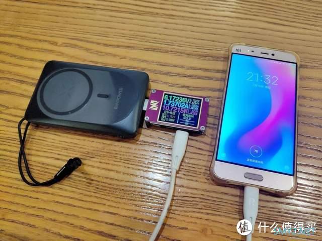 iPhone磁吸专属无线充电神器：RAVPower磁吸无线充移动电源