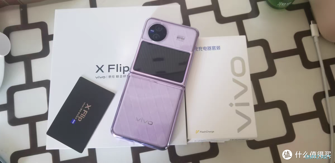 数码 篇二：探索时尚魅力，vivo X Flip折叠屏手机：小巧可爱，女生的时尚新选择！