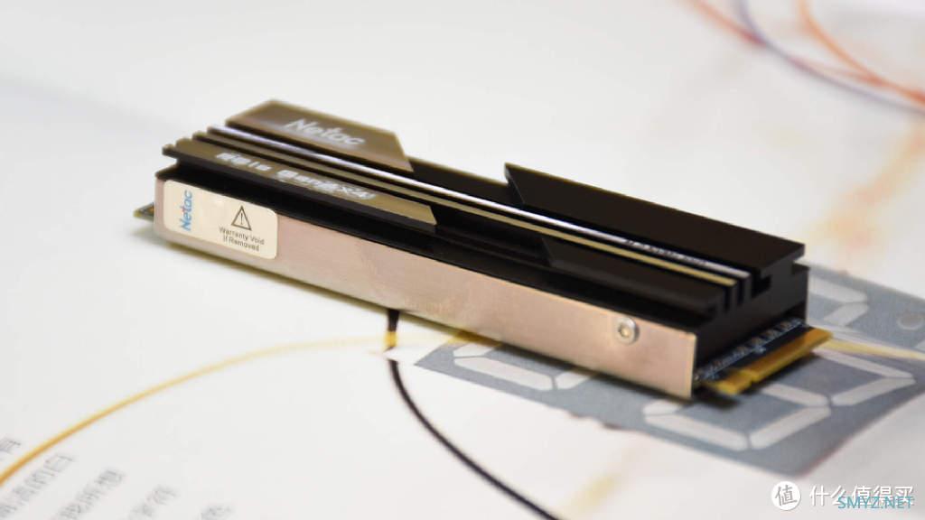 朗科NV5000固态硬盘：标配散热马甲，稳定读写不掉速！