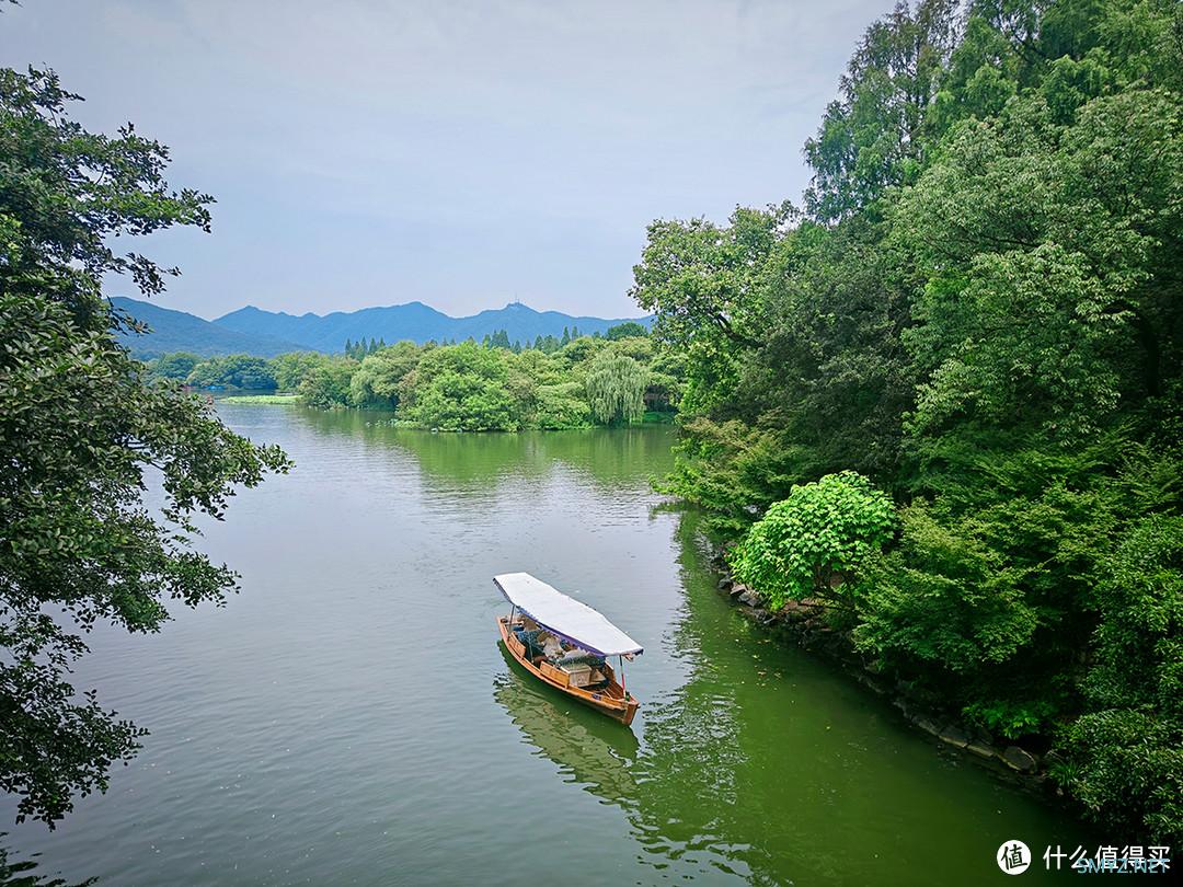 恰逢江南盛夏，探访杭州西湖的诗意风光与休闲生活